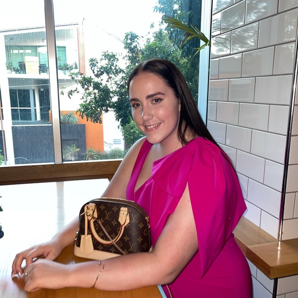 Profile Picture of Neeve Kerslake (@neeveeeeeee) on Poshmark