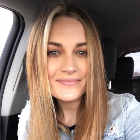 Profile Picture of Kayla Meshnick (@k_nike_09) on Poshmark