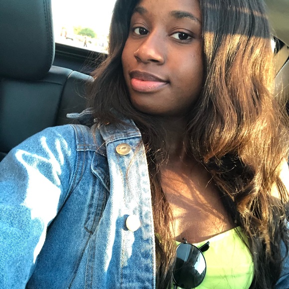 Profile Picture of Violet Gooding (@_geli) on Poshmark