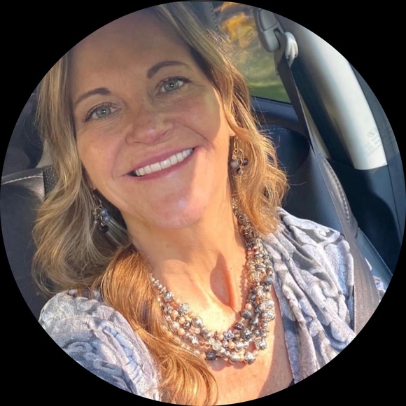 Profile Picture of Christine Chmielewski (@joy2bmewith3) on Poshmark