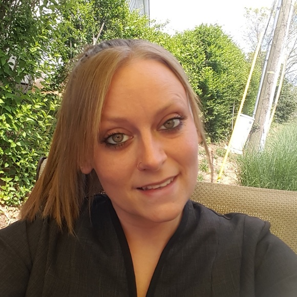 Profile Picture of Eryn Thomaston (@eryn88) on Poshmark