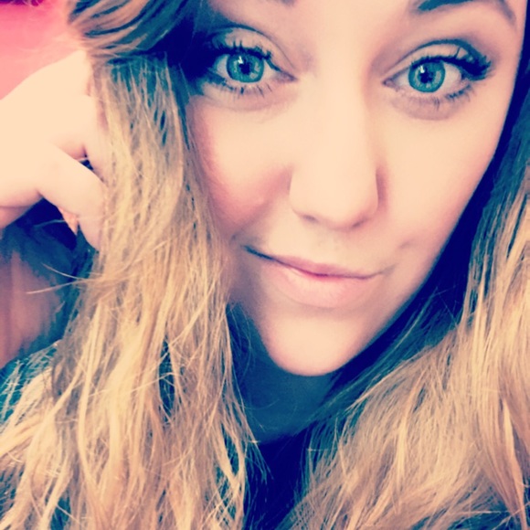 Profile Picture of Heather Monk (@lookingforshoe9) on Poshmark