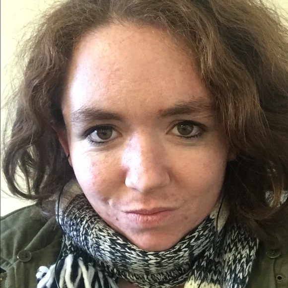 Profile Picture of Carly Regan (@carlyarlyar) on Poshmark