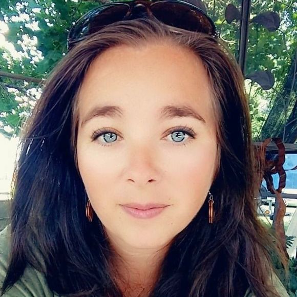 Profile Picture of Melissa Shafman (@melauggie13) on Poshmark