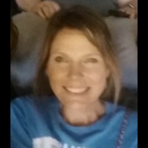 Profile Picture of Shelley Galyon (@sfgalyon) on Poshmark