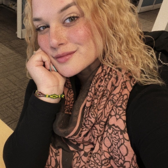 Profile Picture of Daniela Arderi (@danielaarderi) on Poshmark