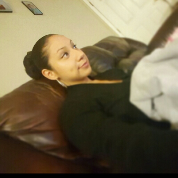 Profile Picture of Amelia Perez (@ameliaperez) on Poshmark