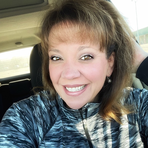 Profile Picture of Lisa Halter (@lmhalter13) on Poshmark