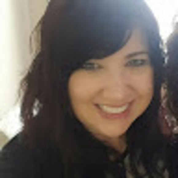 Profile Picture of Shell Sawhook (@shellsawhook) on Poshmark