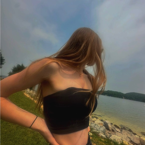 Profile Picture of Anna Craighead (@ac1197) on Poshmark