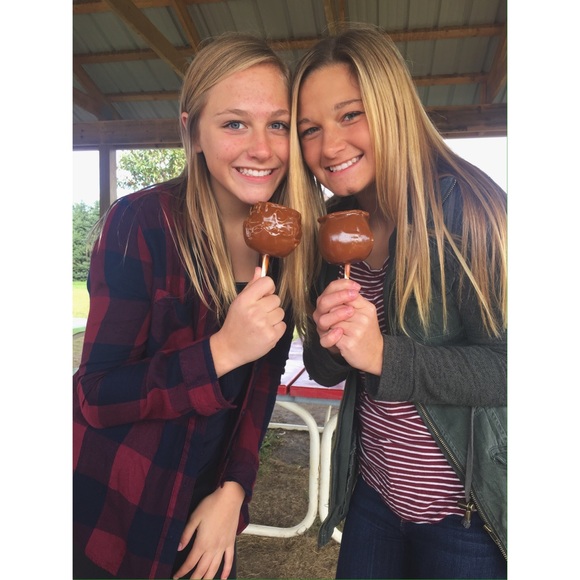 Profile Picture of Izzy Yahr (@izzyyahr) on Poshmark