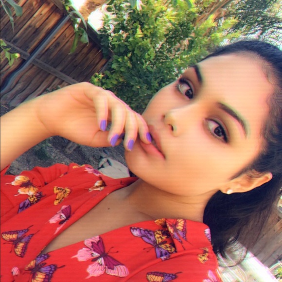 Profile Picture of Clarissa Fuentes (@clorixa) on Poshmark