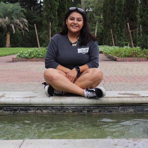 Profile Picture of Itzel Solis (@itzelsolis6) on Poshmark