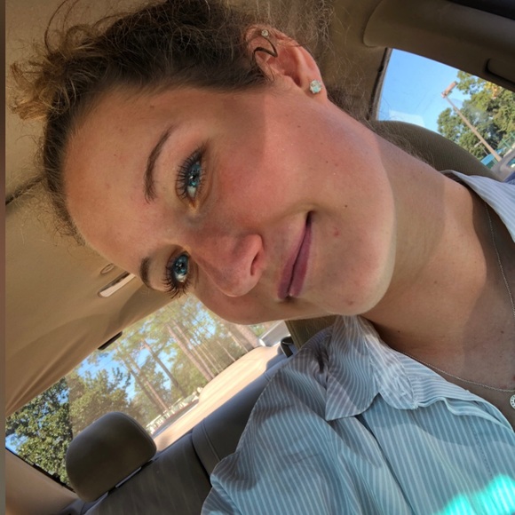 Profile Picture of Hayley Wardwell (@hwardwell22) on Poshmark