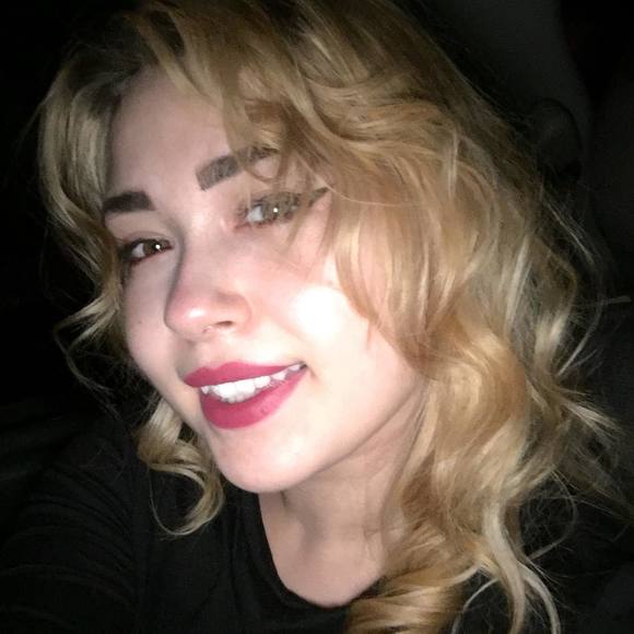 Profile Picture of Naomi Dailey (@burgersflames) on Poshmark