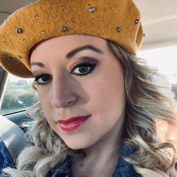 Profile Picture of Amanda Andrew (@starrymandi) on Poshmark