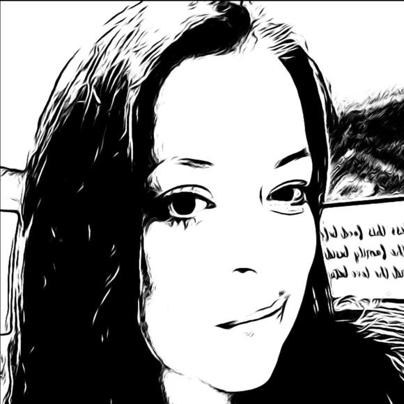 Profile Picture of Andréa Stenquist (@astenquist) on Poshmark