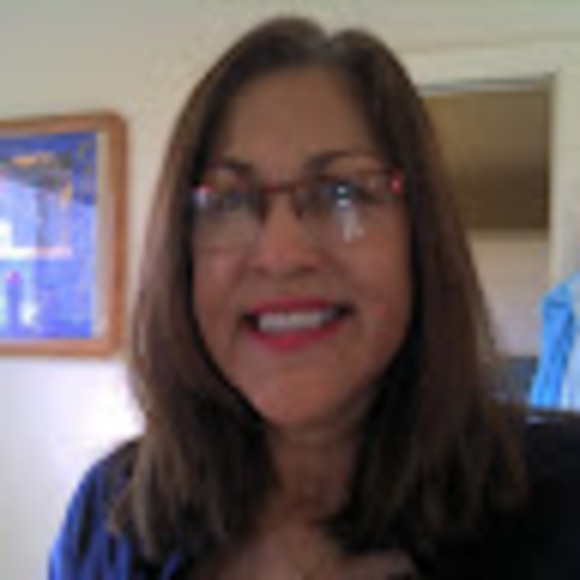 Profile Picture of Loreena Castillo (@loreenacastillo) on Poshmark