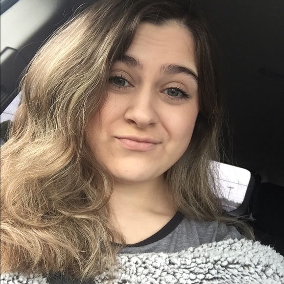 Profile Picture of Randi Becton (@randimarie1109) on Poshmark