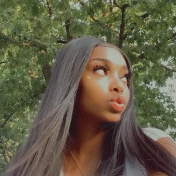 Profile Picture of Alaira Robinson (@alaira_) on Poshmark