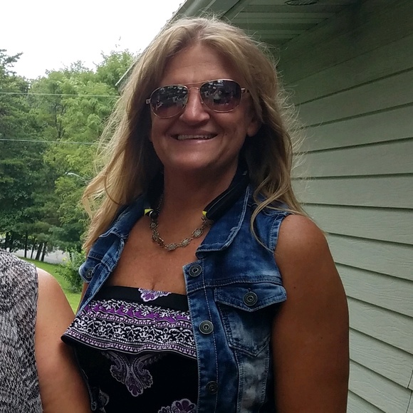 Profile Picture of Dawn Hutzler (@dawnhutzler) on Poshmark