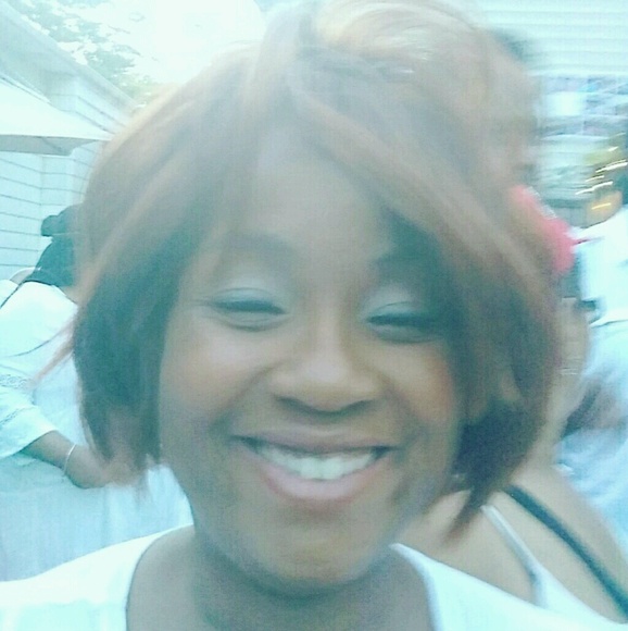 Profile Picture of Andrea Hadden (@mommie182014) on Poshmark