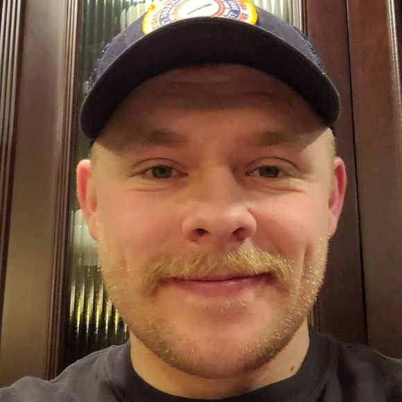 Profile Picture of Dustin Scheller (@dustinscheller) on Poshmark