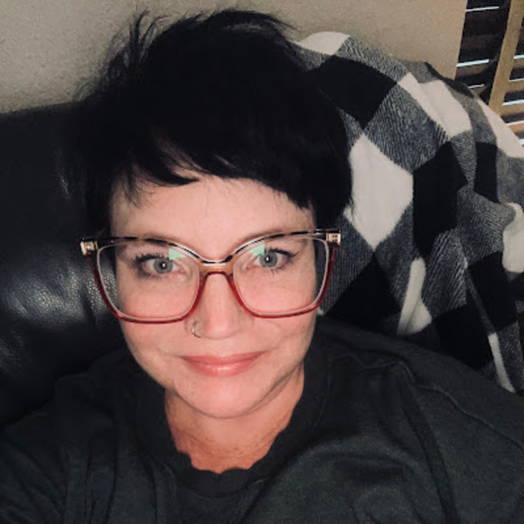 Profile Picture of Stephanie Bradley (@sbradleygsl) on Poshmark