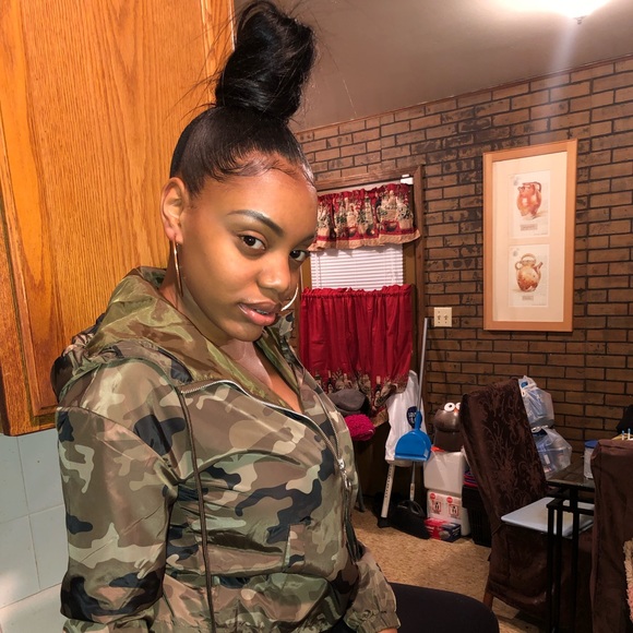 Profile Picture of Adrianna James (@adrianna_james) on Poshmark