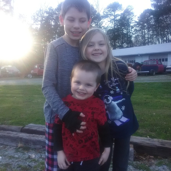 Profile Picture of Linda Pore (@littlejrbug) on Poshmark