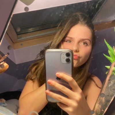 Profile Picture of Emily Hutson (@emilyhutson_) on Twitter