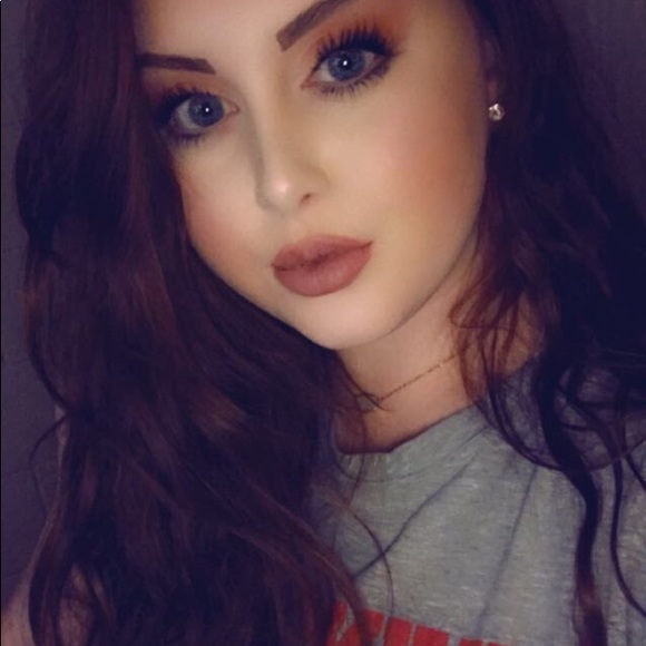 Profile Picture of Savannah Long (@savannak98253) on Poshmark