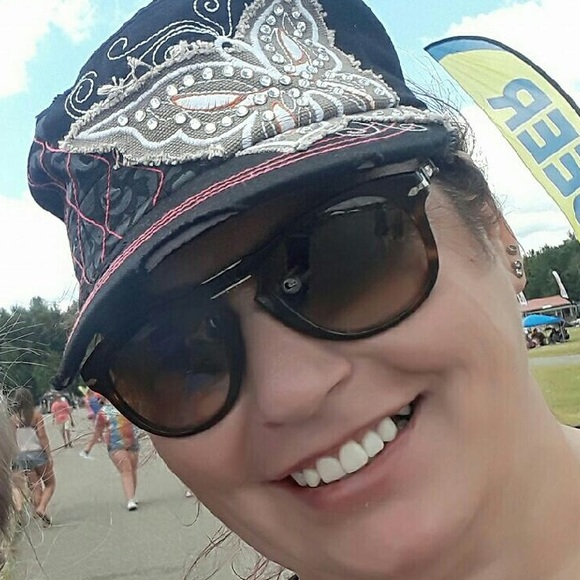 Profile Picture of Angela Sikkema (@bajaaj6) on Poshmark