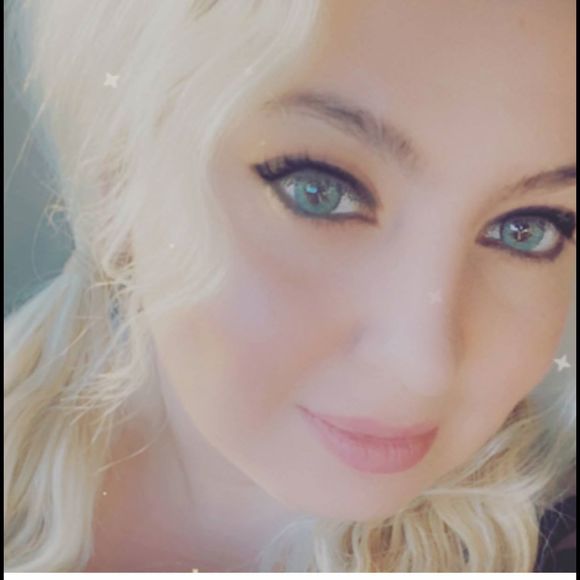 Profile Picture of Anna Yan (@annayan189) on Poshmark