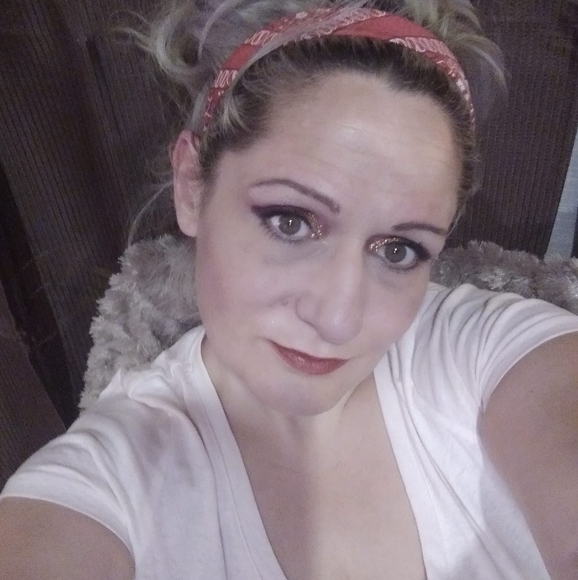 Profile Picture of Leanne James (@leannejames728) on Poshmark