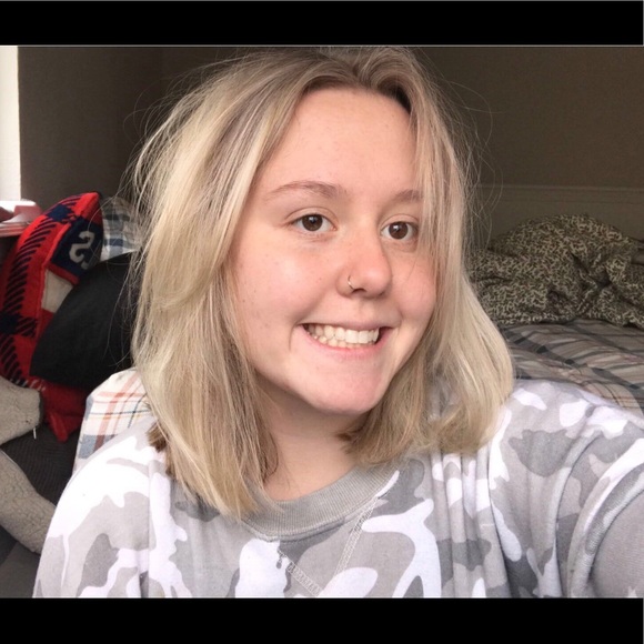 Profile Picture of Lily Waring (@lilwaring123) on Poshmark