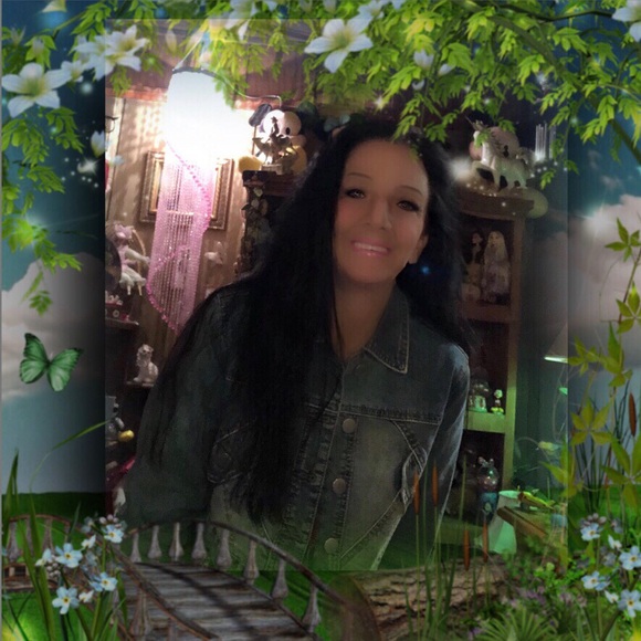 Profile Picture of Tammy Roberts (@tamragu1970) on Poshmark