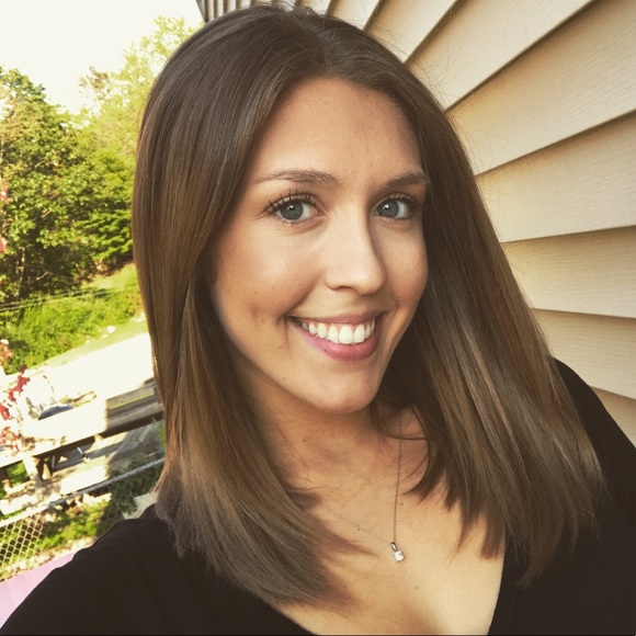 Profile Picture of Alexandra Riggs (@alexandrariggs) on Poshmark