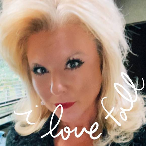 Profile Picture of Shelly Sowada (@shellyasowada) on Poshmark