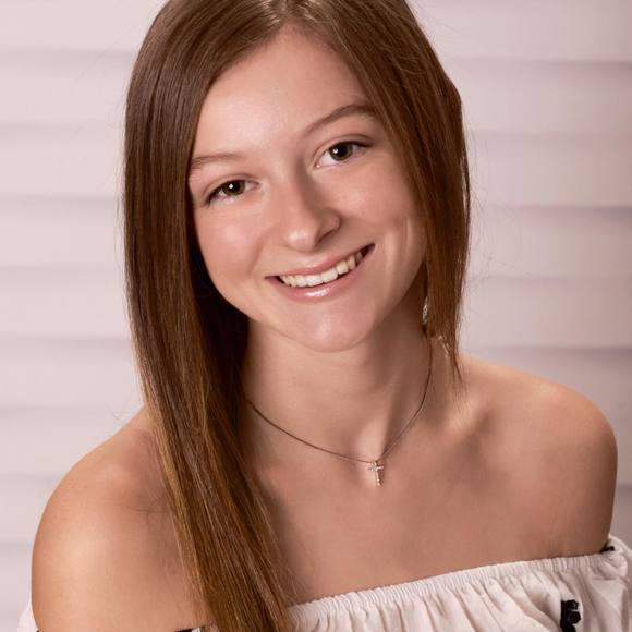 Profile Picture of Skylar Vanluvender (@skyrose26) on Poshmark