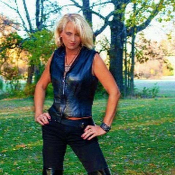 Profile Picture of Ski Rollinson (@tski31164) on Poshmark