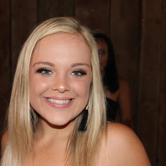 Profile Picture of Kylie Delesk (@kylienicoledel) on Poshmark