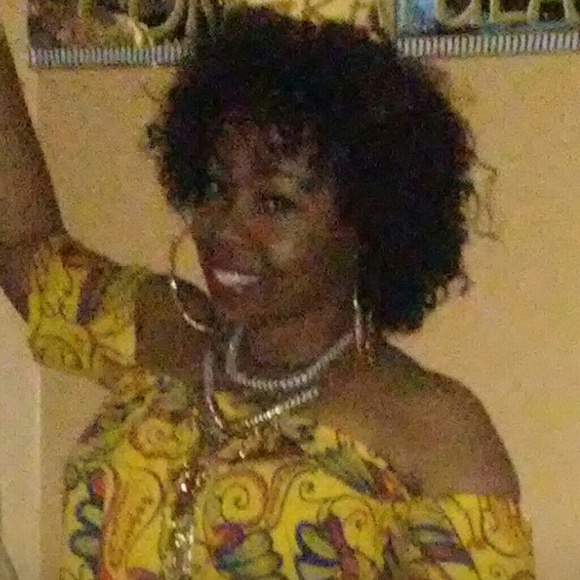 Profile Picture of Sheena Moore (@shean_beanz) on Poshmark