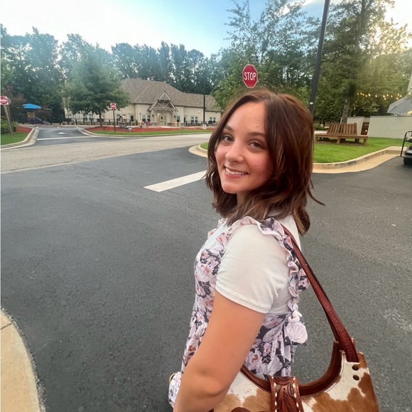 Profile Picture of Michelle Groeller (@michellegro07) on Poshmark