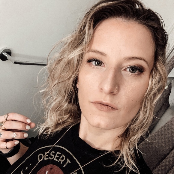 Profile Picture of Laura Feigin (@laurafeigin) on Poshmark