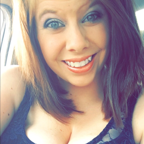 Profile Picture of Victoria Kramer (@victoriakramerr) on Poshmark