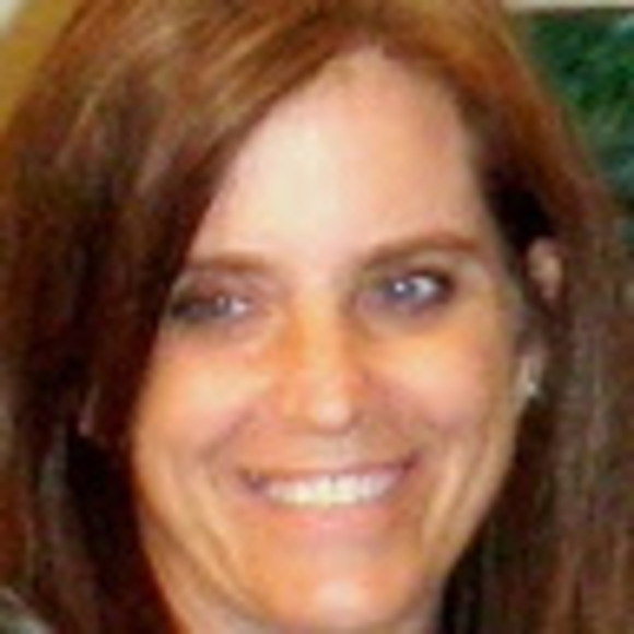 Profile Picture of Holli Collinson (@hollicollinson) on Poshmark