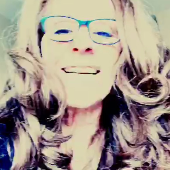 Profile Picture of Joyce Mcmurran (@stylebabebeauty) on Poshmark