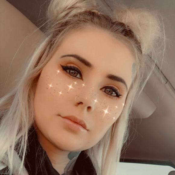 Profile Picture of Lori Binns (@lokitten) on Poshmark