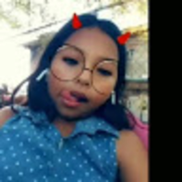 Profile Picture of Genesis Ramos (@generam727) on Poshmark